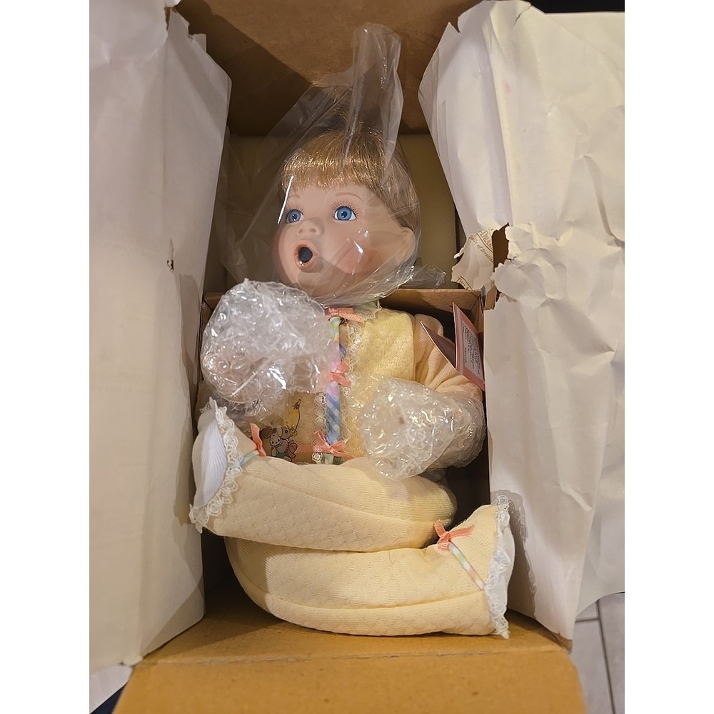 ASHTON DRAKE/PRECIOUS‎ MOMENTS PORCELAIN & CLOTH DOLL "JESUS LOVES ME" NIB W/COA